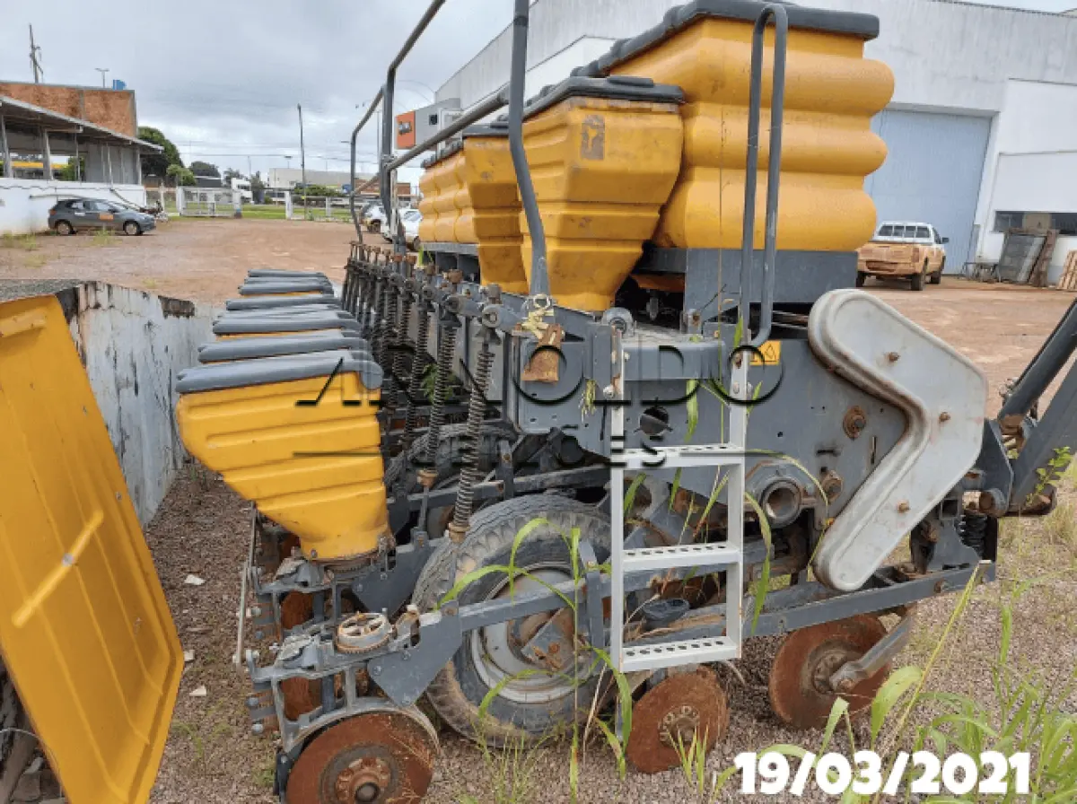 LOTE 1 - PLANTADORA VALTRA HITECH BP1106L 2016