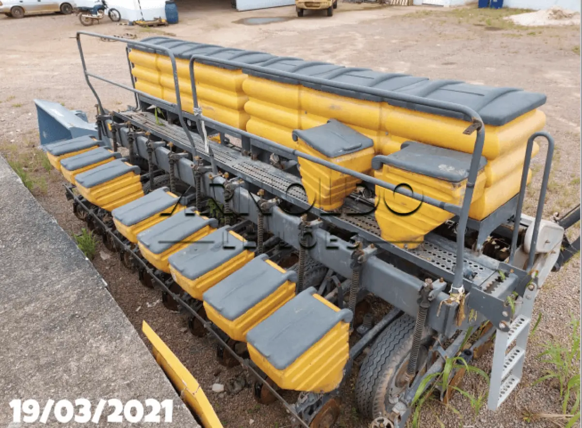 LOTE 1 - PLANTADORA VALTRA HITECH BP1106L 2016