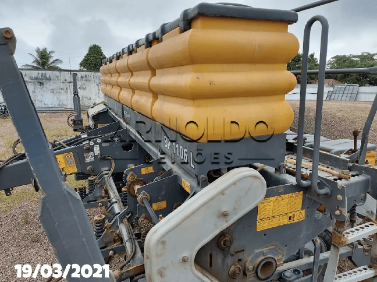 LOTE 1 - PLANTADORA VALTRA HITECH BP1106L 2016