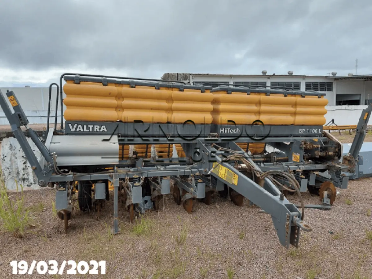 LOTE 1 - PLANTADORA VALTRA HITECH BP1106L 2016