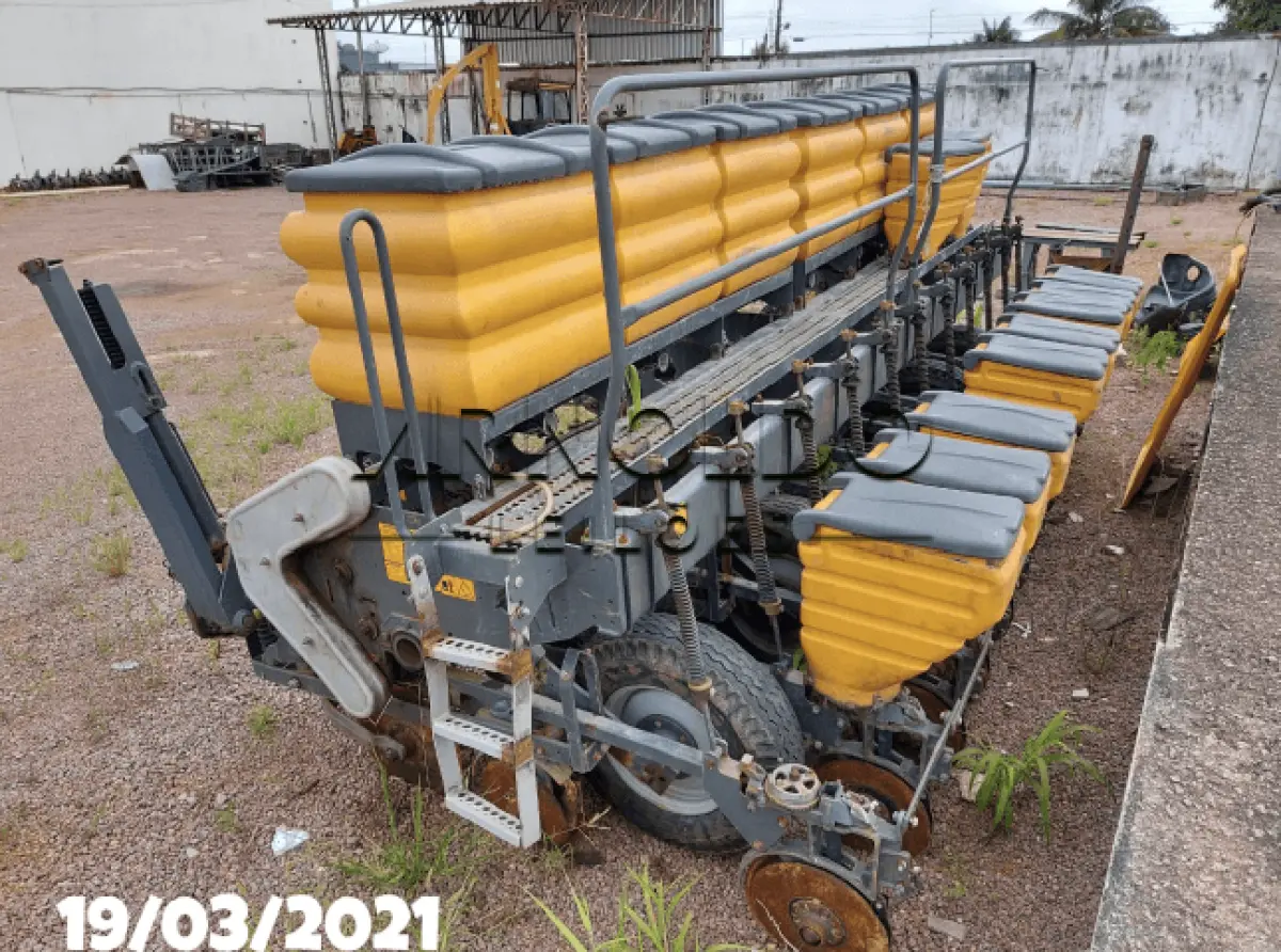 LOTE 1 - PLANTADORA VALTRA HITECH BP1106L 2016