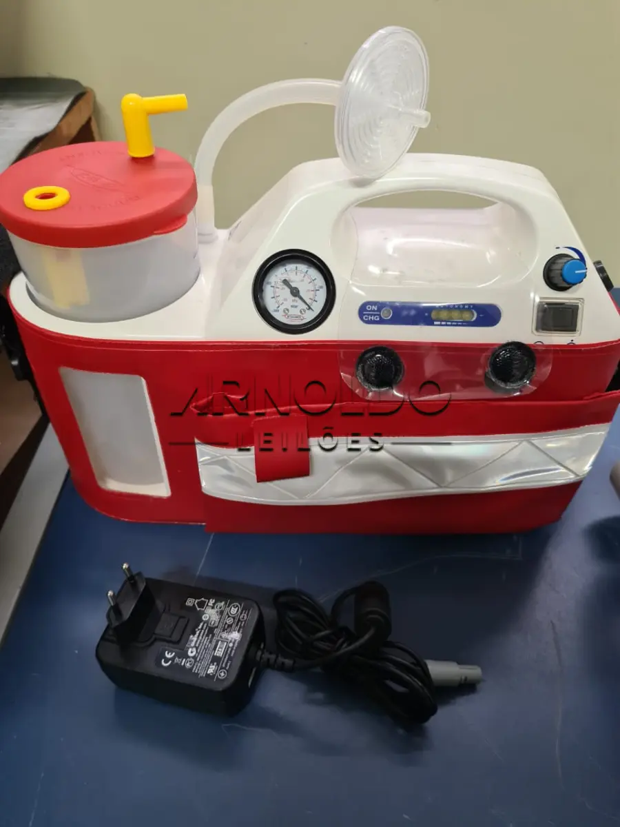 LOTE 004 - ASPIRADOR PARA AMBULÂNCIA,  FUNCIONA COM BATERIAE ENERGIA ELÉTRICA, COM BOLSA DE  TRANSPORTE, MARCA SINCRON, MODELO BSU100, NÚMERO DE  SÉRIE 17320013