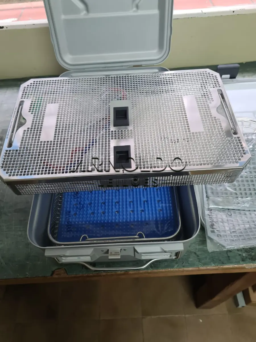 LOTE 005 - SISTEMA DE CONTAINER, UTILIZADO EM  CENTRAL DE ESTERILIZAÇÃO DE MATERIAIS CIRURGICOS, MARCA  CISA, VALOR TOTAL DO CONJUNTO E ACESSÓRIOS