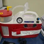 ASPIRADOR PARA AMBULÂNCIA,  FUNCIONA COM BATERIAE ENERGIA ELÉTRICA, COM BOLSA DE  TRANSPORTE, MARCA SINCRON, MODELO BSU100, NÚMERO DE  SÉRIE 17320013