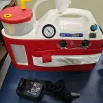 ASPIRADOR PARA AMBULÂNCIA,  FUNCIONA COM BATERIAE ENERGIA ELÉTRICA, COM BOLSA DE  TRANSPORTE, MARCA SINCRON, MODELO BSU100, NÚMERO DE  SÉRIE 17320013
